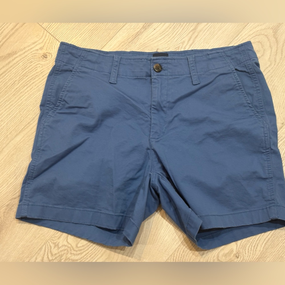 GAP Classic Blue Flat Front Shorts women’s size 8.zip/button closure gently worn